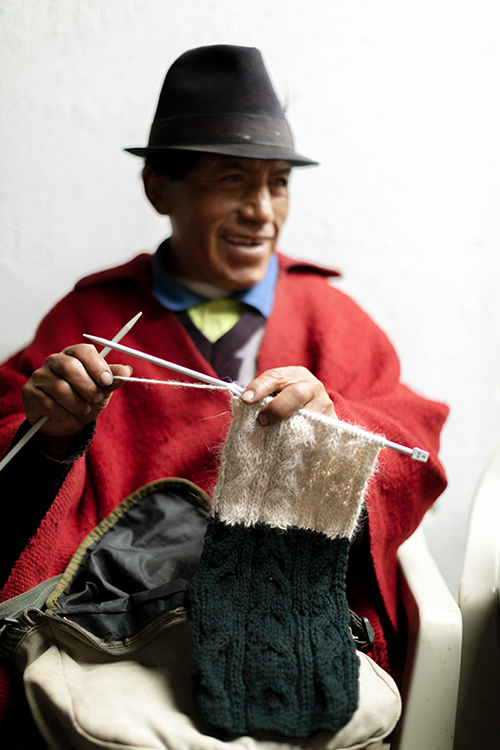 José Pedro Pallo Cuzco (65) learned how to knit at workshops organized by Heifer.