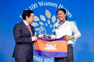 Set Hach accepts her award from the UN Food and Agriculture Organization.